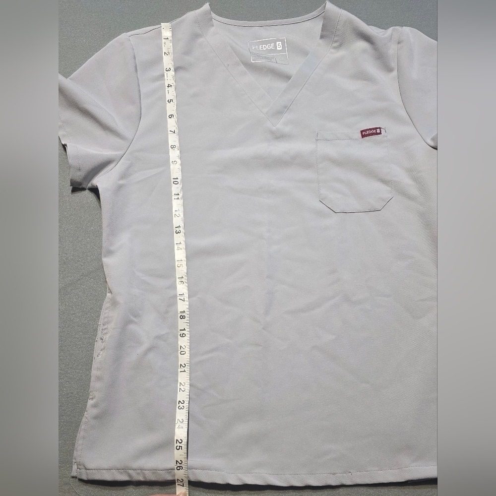 PLEDGE 5 Soft Gray V-Neck Women's Scrub Top Size Large PTP 22 - Picture 3 of 6